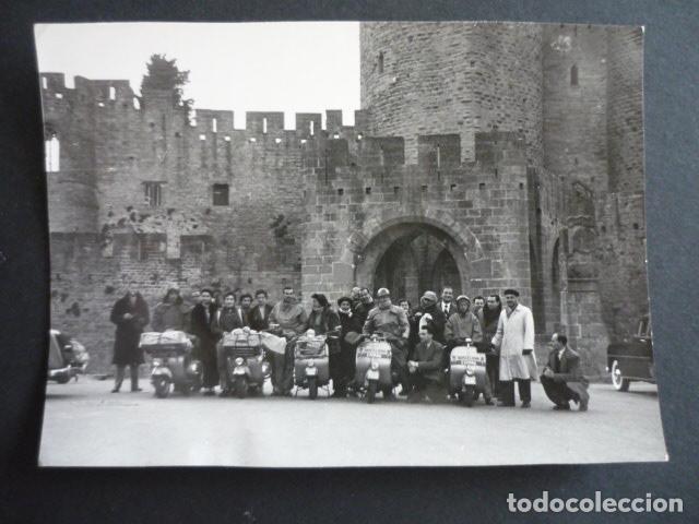 Photographie ancienne: SUR DE FRANCIA CONCENTRACION MOTORISTAS EXCURSIONISTAS MOTOS VESPA FOTOGRAFIA 11,5 X 8 CM