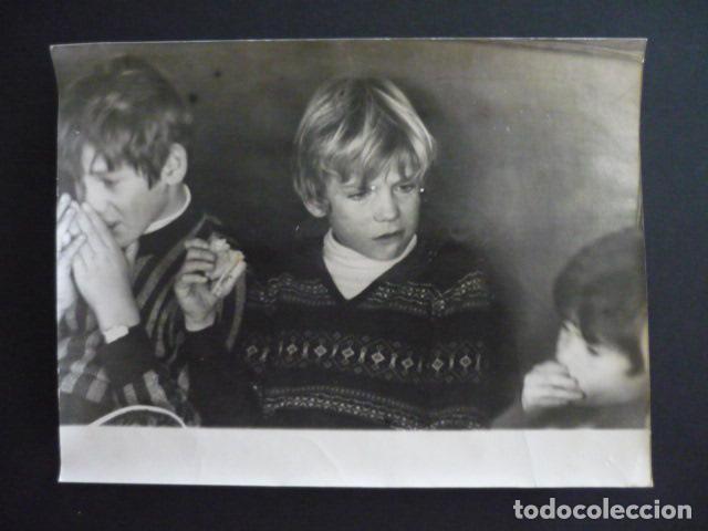 Fotograf&iacute;a antigua: PRINCIPE DE ASTURIAS COMIENDO BOCADILLO FOTOGRAFIA 24 X 18 CMTS