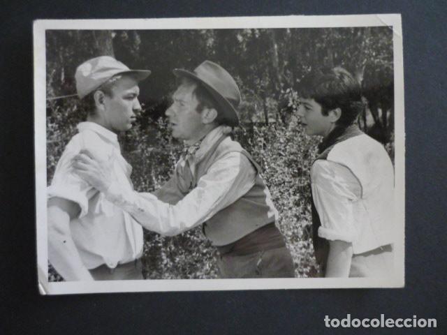 Fotografia antiga: FERNANDO FERNAN GOMEZ EN RODAJE DE PELICULA ANTIGUA FOTOGRAFIA 11,5 X 8,5 CMTS