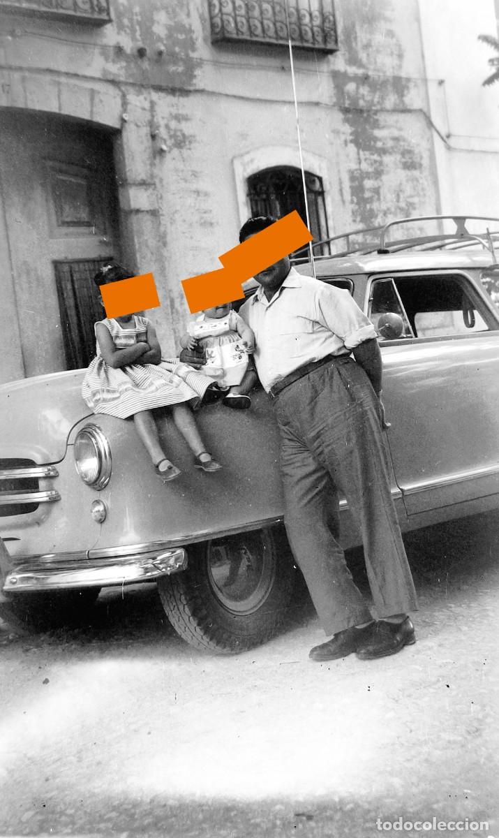 Alte Fotografie: Antiguo negativo de fotograf&iacute;a. Ni&ntilde;os, junto al coche. A&ntilde;os 40/50.