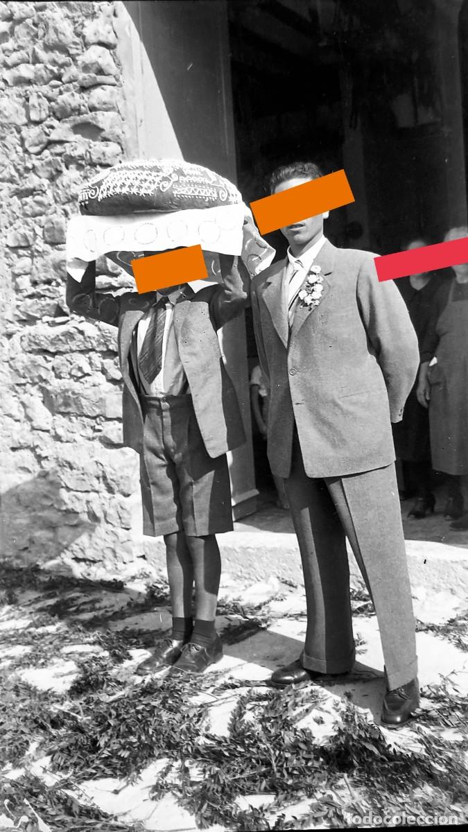 Alte Fotografie: Antiguo negativo de fotograf&iacute;a. Ni&ntilde;o con una torta. A&ntilde;os 40/50.