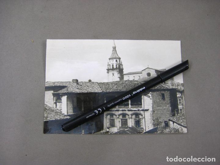 Fotograf&iacute;a antigua: FOTOGRAF&Iacute;A ANTIGUA CON EL CLAUSTRO DE ALG&Uacute;N PALACIO CON LA CATEDRAL DE VITORIA AL FONDO
