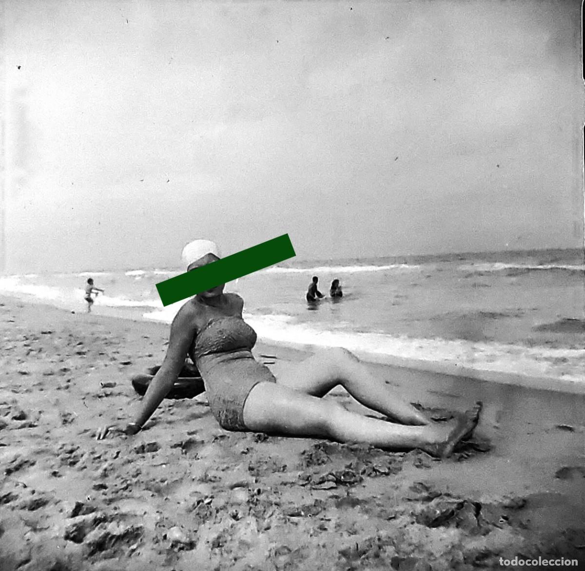 Antique Photography: Antiguo negativo de fotograf&iacute;a. Chica en ba&ntilde;ador. A&ntilde;os 40/50