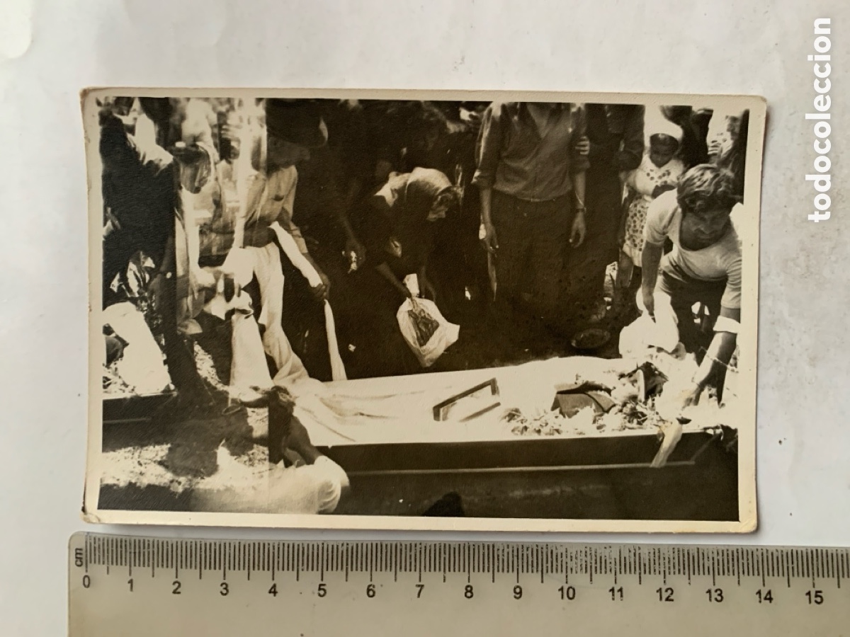 Fotograf&iacute;a antigua: FOTO. POST MORTEM. LAS ULTIMAS FLORES EN EL F&Eacute;RETRO. FOT&Oacute;GRAFO?.