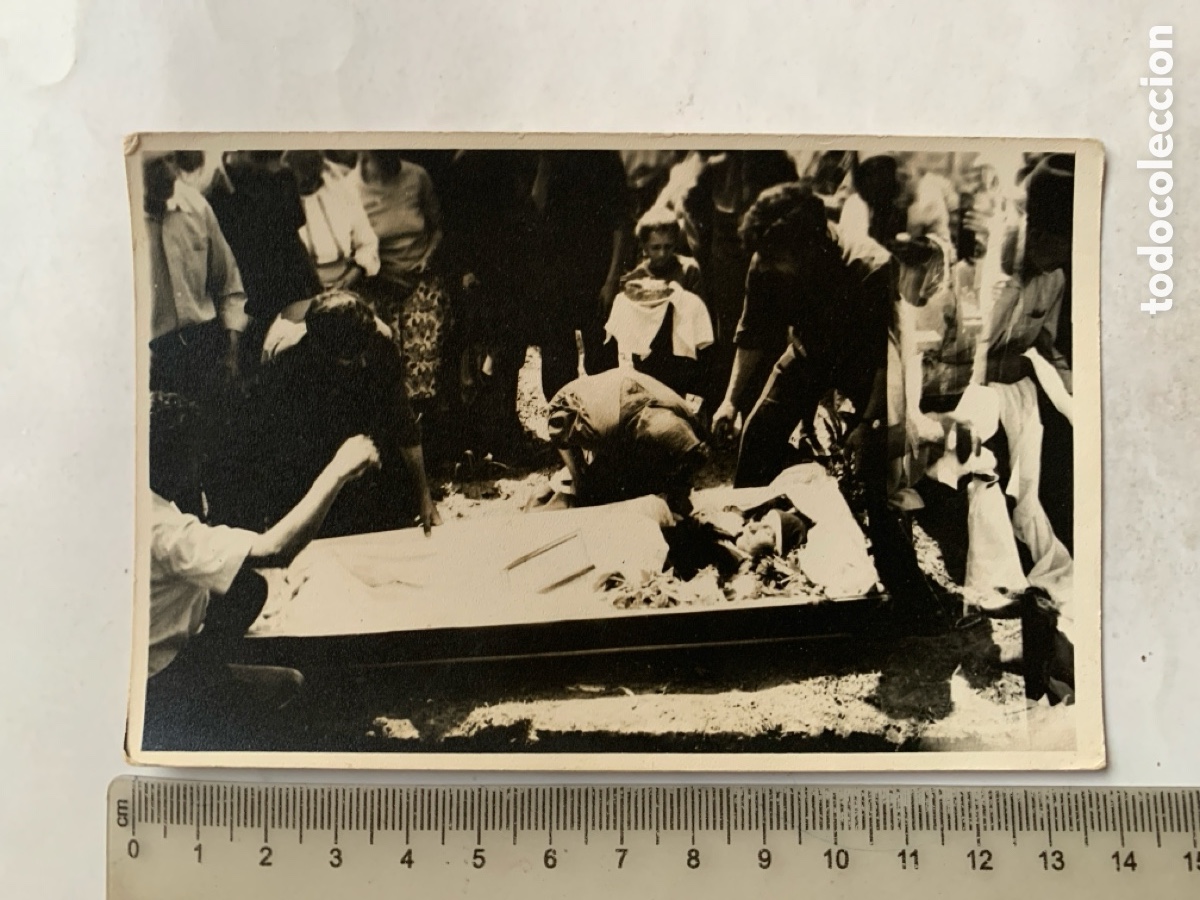 Alte Fotografie: FOTO. POST MORTEM. ENTIERRO POPULAR Y ULTIMAS DESDEPIDAS DE LA DIFUNTA. FOT&Oacute;GRAFO?.