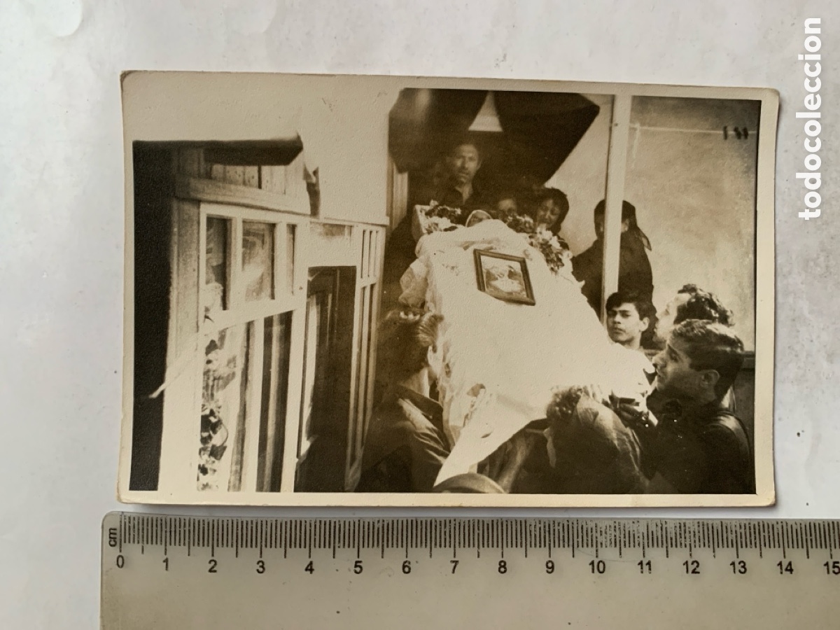 Alte Fotografie: FOTO. POST MORTEM. TODOS LOS FAMILIARES RODEAN A LA DIFUNTA A LA SALIDA DE CASA. FOT&Oacute;GRAFO?.