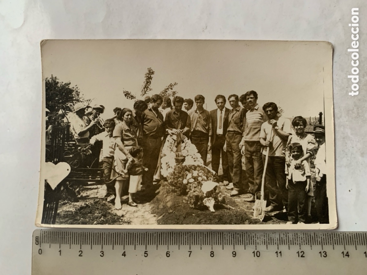 Fotograf&iacute;a antigua: FOTO. POST MORTEM. LA FAMILIA HA DADO SEPULTURA A LA DIFUNTA. FOT&Oacute;GRAFO?.