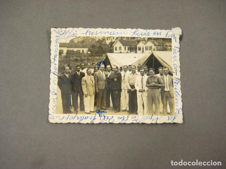 Antique Photography: FOTOGRAF&Iacute;A DE UN EMPLEADO RECIBIENDO LA MEDALLA DEL TRABAJO POR SU COMPORTAMIENTO.