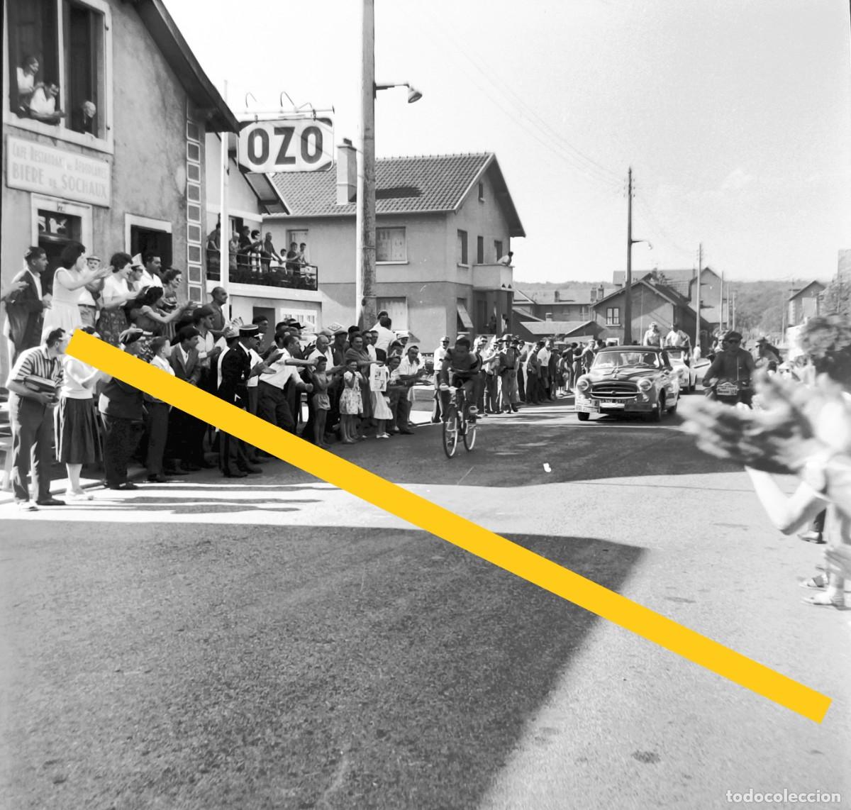 Fotograf&iacute;a antigua: Antiguo negativo de fotograf&iacute;a. Tour de Francia. Coches. Ciclistas. A&ntilde;o 1961.