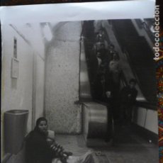 Fotografía antigua: MADRID ESCENA EN EL METRO GERMAN GALLEGO PICO FOTOGRAFO FOTOGRAFIA 40 X 30 CMTS