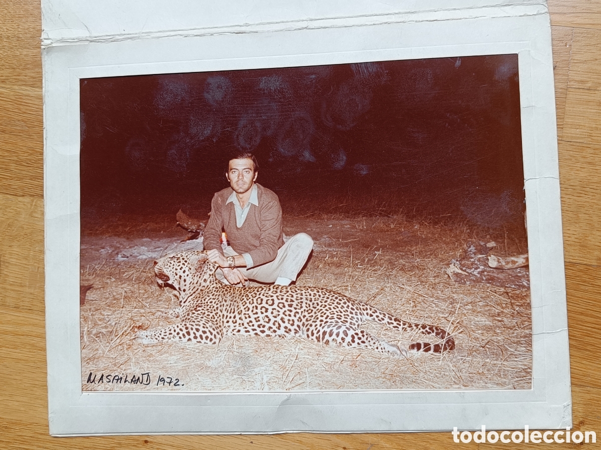 Fotograf&iacute;a antigua: Retrato de cazador espa&ntilde;ol con leopardo cazado en Masailand, Tanzania 1972