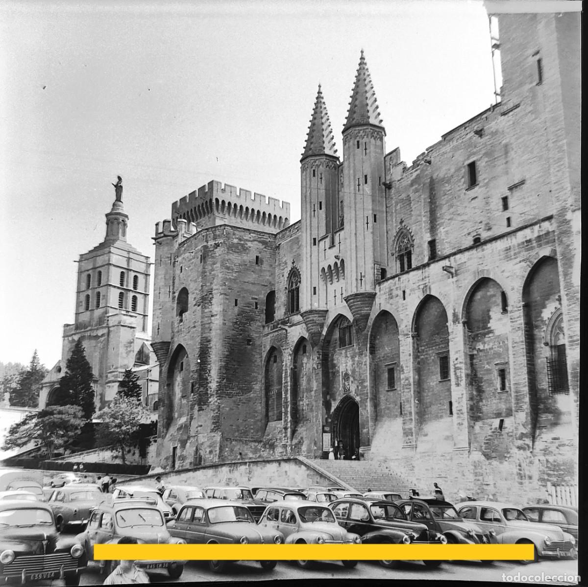 Fotograf&iacute;a antigua: Antiguo negativo de fotograf&iacute;a. Coche, coches en el parking. A&ntilde;os 50/60