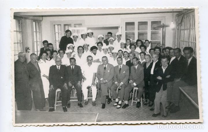Antique Photography: Retrato del personal de una empresa sin identificar, a&ntilde;os 60