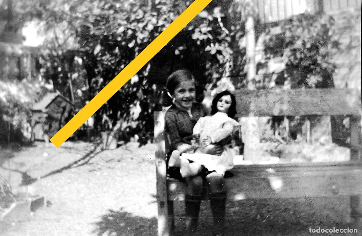 Photographie ancienne: Antiguo negativo de fotograf&iacute;a. Ni&ntilde;a con la mu&ntilde;eca. A&ntilde;os 30/40.