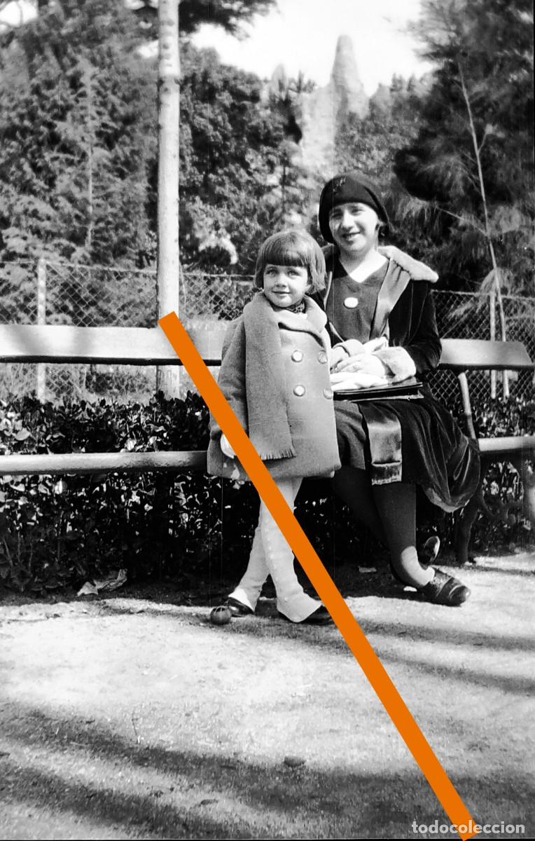 Antique Photography: Antiguo negativo de fotograf&iacute;a. Se&ntilde;orita y ni&ntilde;a. A&ntilde;os 30/40.