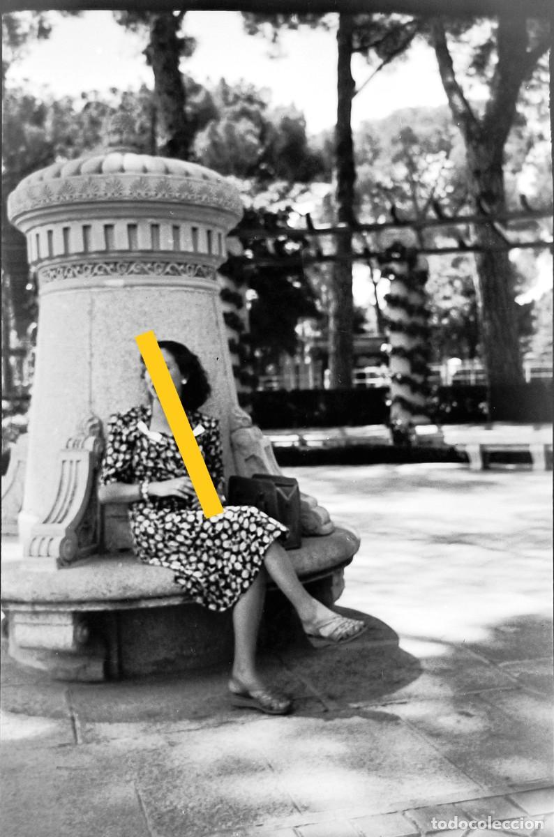 Fotografia antiga: Antiguo negativo de fotograf&iacute;a. Chica posando. A&ntilde;os 50.