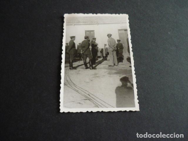 Fotografia antica: MELILLA MILITARES CON MILITAR AMERICANO ANTIGUA FOTOGRAFIA 6 X 9 CMTS