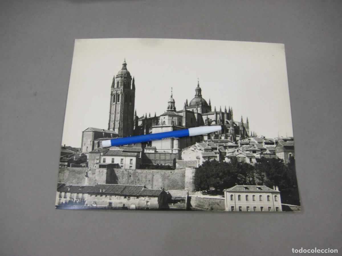 Fotograf&iacute;a antigua: Fotograf&iacute;a. Vista general de la Catedral de Segovia. Foto Moreno.