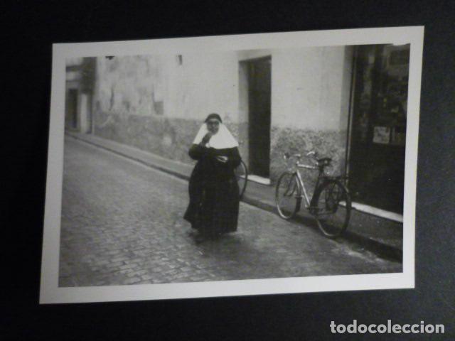 Fotografia antica: CAMPO DE CRIPTANA CIUDAD REAL ASPECTO URBANO MONJA ANTIGUA FOTOGRAFIA 10,5 X 7,5 CMTS