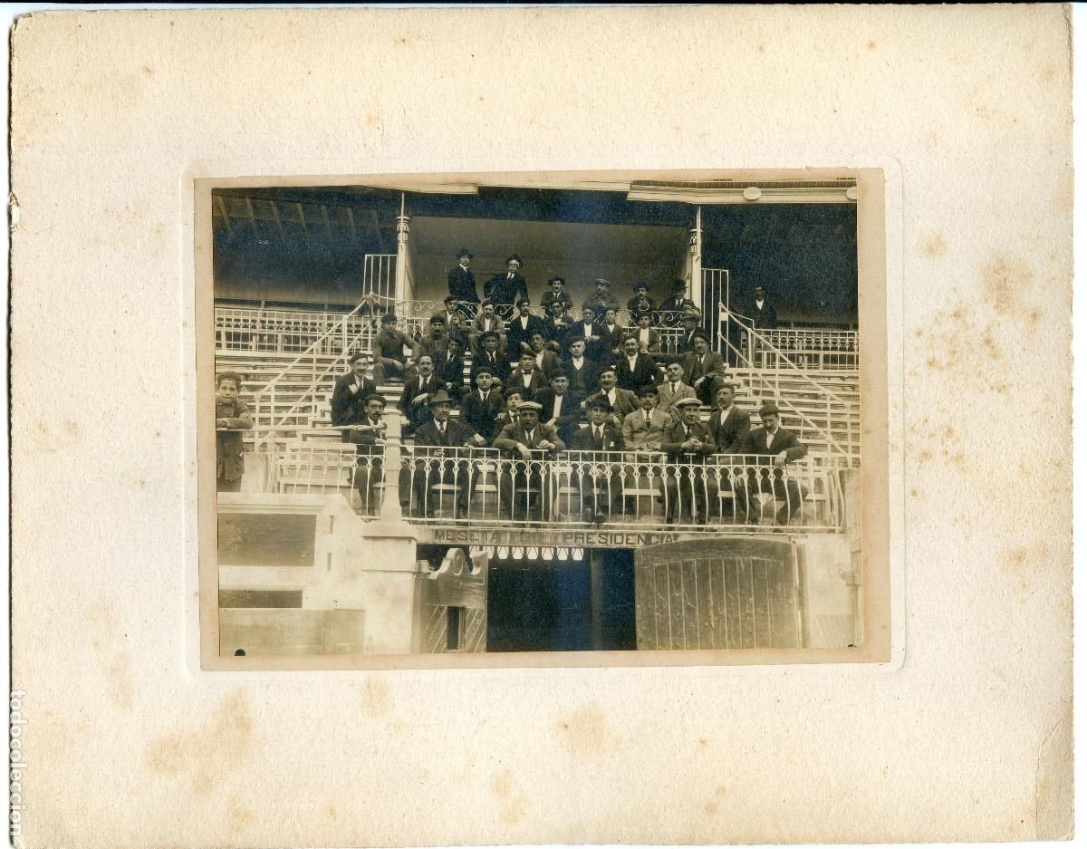 Alte Fotografie: Plaza de toros de Santander, grupo de aficionados en un tendido, Meseta de presidencia, circa 1920