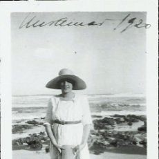 Fotografía antigua: 3792 BONITA Y ELEGANTE SEÑORITA CON SOMBRERO JUNTO AL MAR FOTO 8X6CM 1920