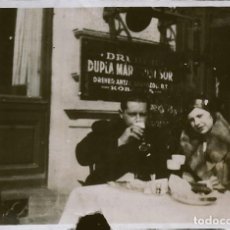 Fotografía antigua: 3803 HUNGRIA BUDAPEST KOBANYA / ELEGANTE PAREJA BEBIENDO CERVEZA EN EL BAR DUPLA MAR FOTO 8X6CM 1920