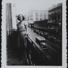 Fotografía antigua: 3804 BONITA SEÑORITA EN UN BALCÓN DE BUENOS AIRES COCHES Y AUTOBUS FOTO PEQUEÑA 6X6CM 1930'