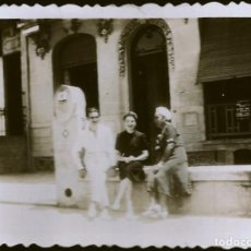 Fotografía antigua: 3805 URUGUAY MONTEVIDEO / ELEGANTES MUJERES Y HOMBRE FUERA DE UN HOTEL FOTO 9X6CM 1942