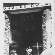 Fotografía antigua: 3807 BONITA SEÑORITA EN EL OUSTEN HOTEL ?? FOTO 9X6CM 1940'