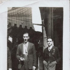 Fotografía antigua: 3809 ELEGANTE PAREJA DE HOMBRES PITANDO CIGARRILLOS EN ALGUNA CALLE DE MEXICO FOTO 12X7CM 1920'