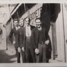 Fotografía antigua: 3810 ELEGANTES HOMBRES JUNTO AL BAR EN ALGUNA CALLE DE MEXICO FOTO 11X7CM 1920'