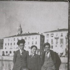 Fotografía antigua: 3813 ITALIA LIGURIA / PUERTO DE ONEGLIA / BONITOS NIÑOS JUNTO AL RÍO FOTO PEQUEÑA 6X4CM 1923