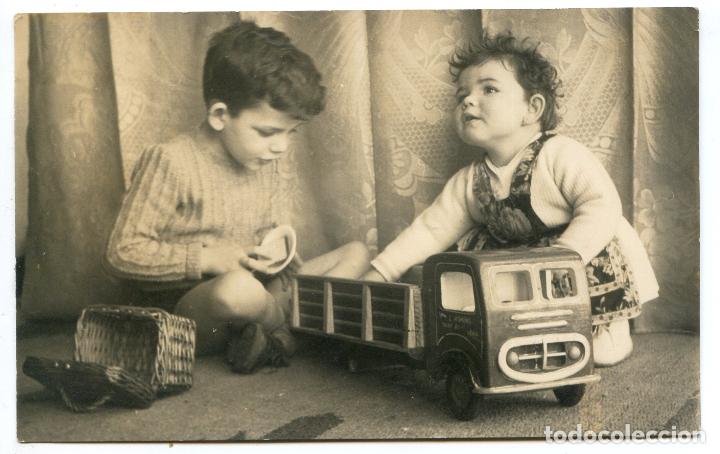 Fotografia antica: Dos ni&ntilde;os jugando con un cami&oacute;n de juguete, papel Negtor, a&ntilde;os 40 y 50 8,8x14