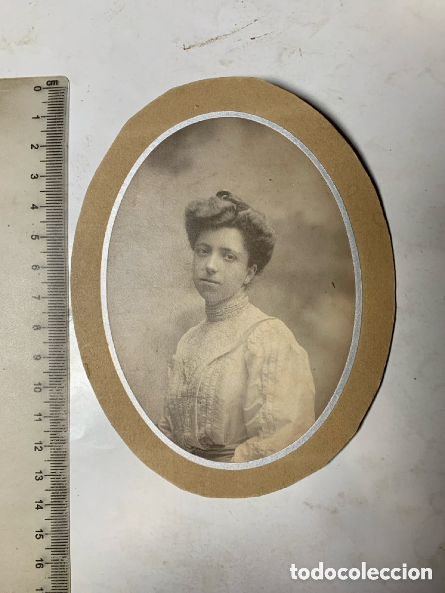 Fotografia antiga: FOTO. JOVEN MUY ELEGANTE CON SU BLUSA Y PEINADO. FOT&Oacute;GRAFO?.