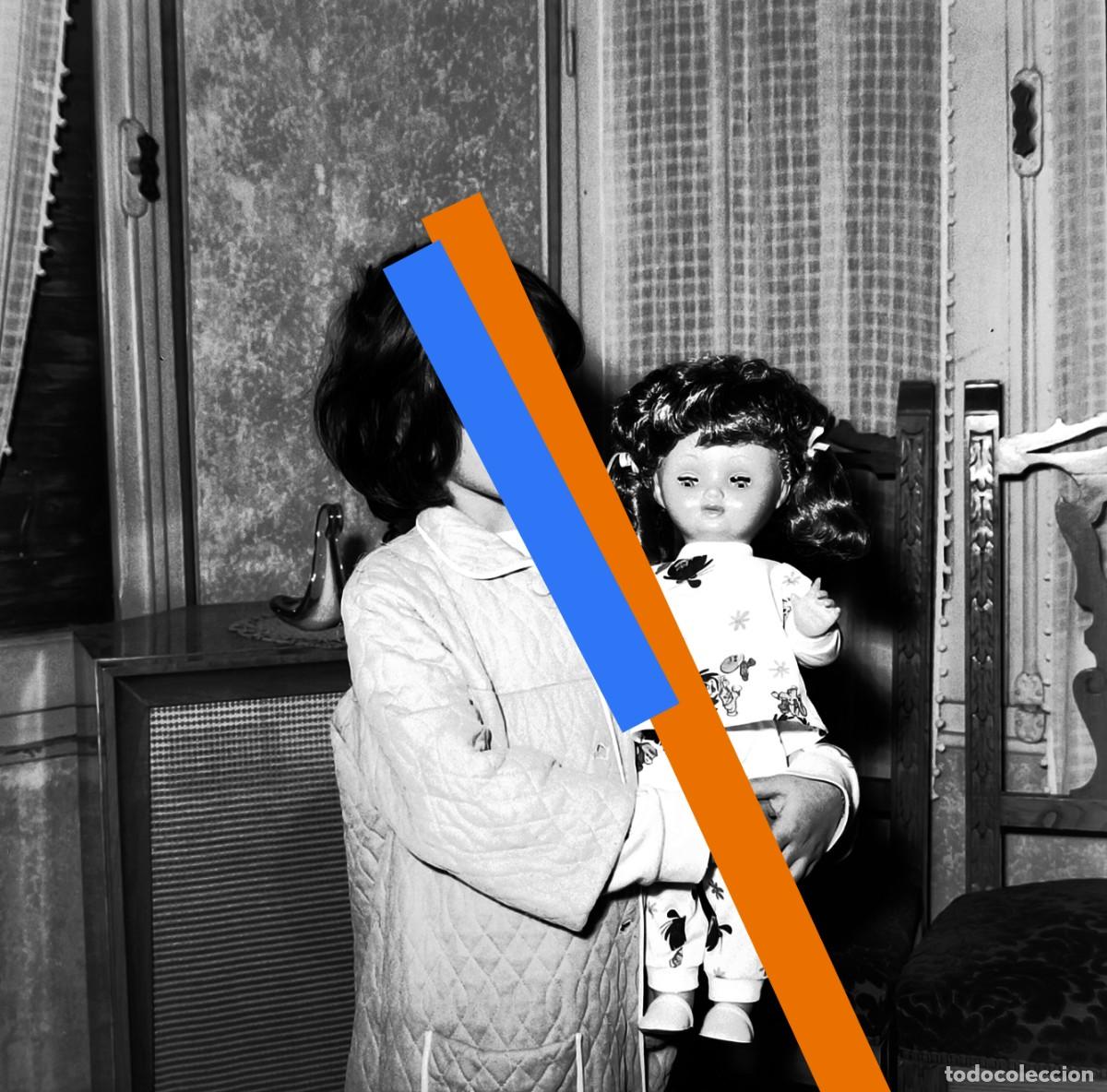 Fotograf&iacute;a antigua: Antiguo negativo o clich&eacute; de fotograf&iacute;a. Ni&ntilde;a con mu&ntilde;eca. A&ntilde;os 60