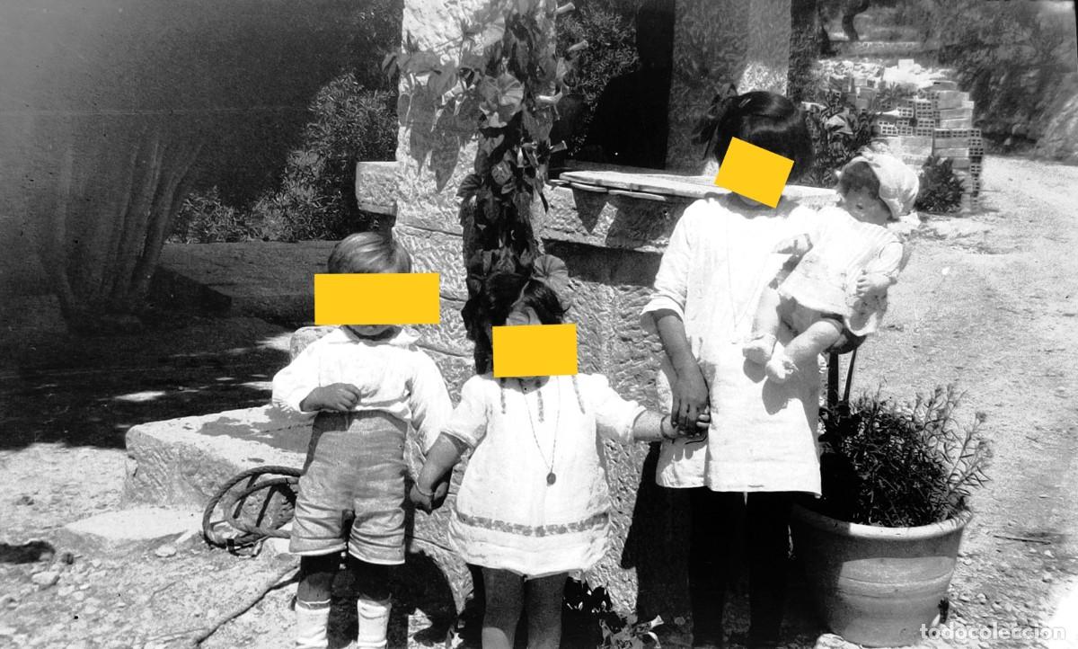Fotografia antiga: Antiguo negativo o clich&eacute; de fotograf&iacute;a. Ni&ntilde;a con mu&ntilde;eca. A&ntilde;os 20/30.