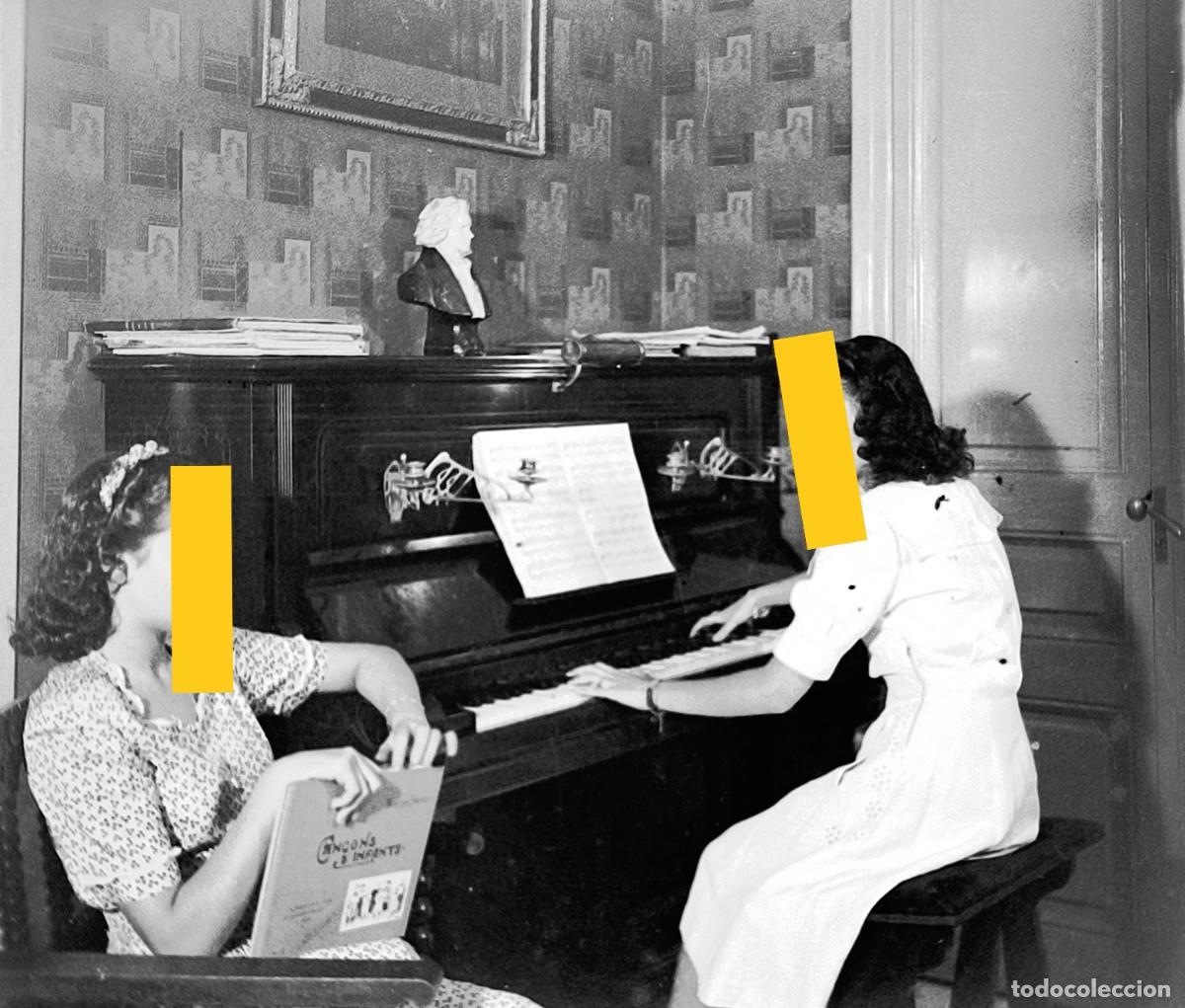 Fotograf&iacute;a antigua: Antiguo negativo de fotograf&iacute;a. Se&ntilde;orita tocando el piano. A&ntilde;os 40/50.