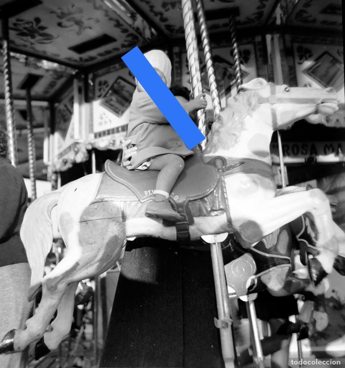 Fotograf&iacute;a antigua: Antiguo negativo de fotograf&iacute;a. Ni&ntilde;o en el tiovivo. A&ntilde;os 50.