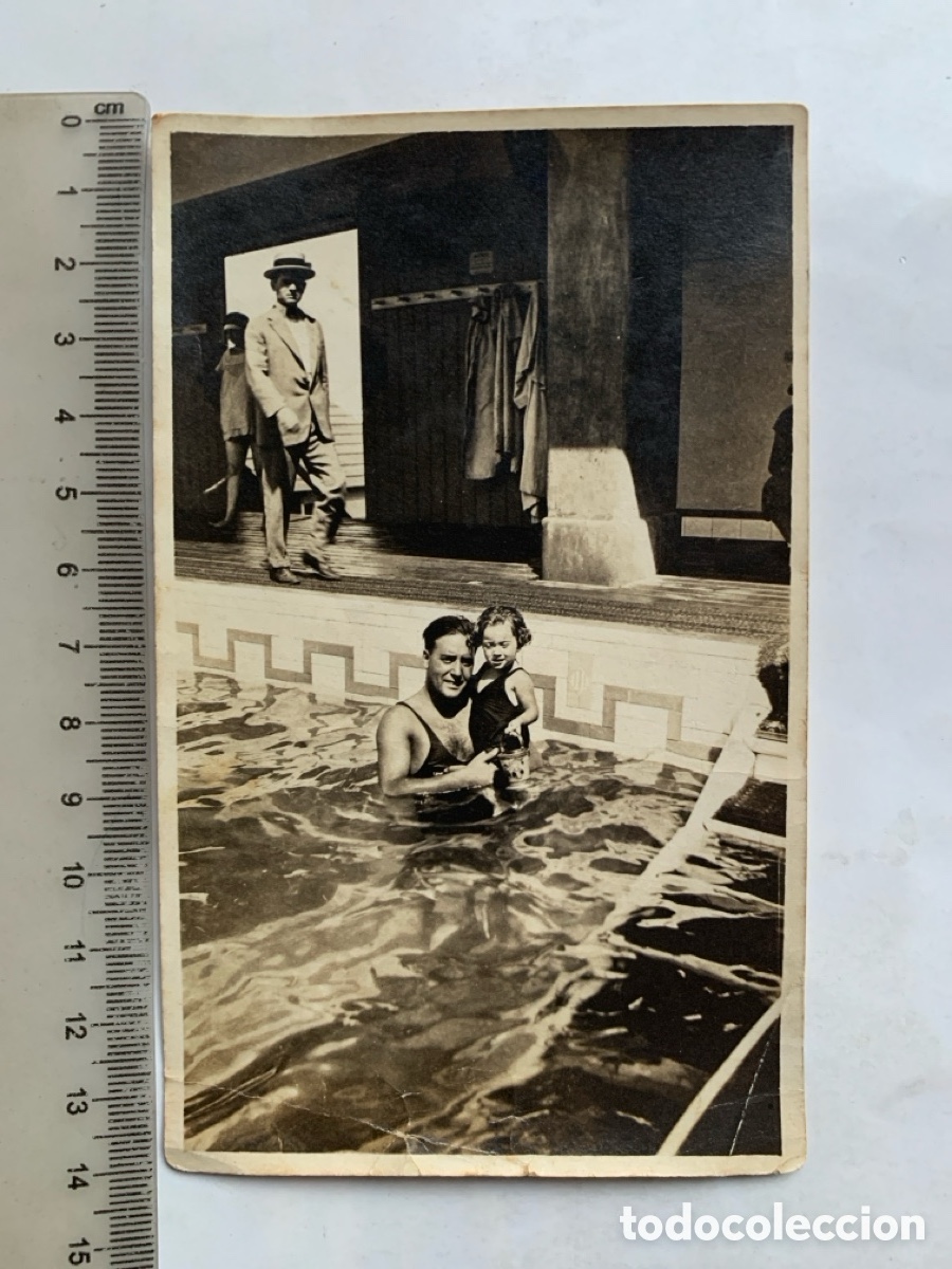 Fotograf&iacute;a antigua: FOTO. APUESTO PAPA CON SU PEQUE&Ntilde;A EN LA PISCINA DEL BALNEARIO, LAS TERMAS. FOT&Oacute;GRAFO?.