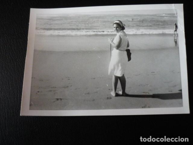 Photographie ancienne: SAN SEBASTIAN MUJER EN LA PLAYA ANTIGUA FOTOGRAFIA 8 X 11 CMTS