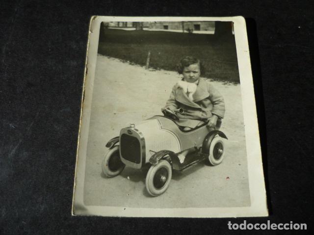 Fotografia antiga: NI&Ntilde;A EN COCHE DE JUGUETE ANTIGUA FOTOGRAFIA A&Ntilde;OS 20 30 7 X 9 CMTS