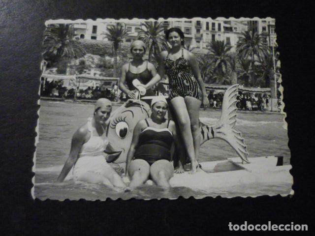 Alte Fotografie: ALICANTE CHICAS EN LA PLAYA ANTIGUA FOTOGRAFIA 6 X 7.5 CMTS