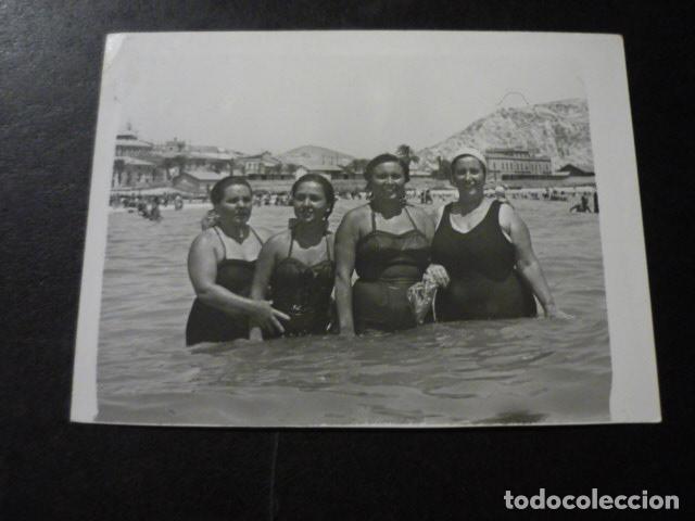 Fotografia antiga: ALICANTE CHICAS EN LA PLAYA JOSE CARBONELL FOTOGRAFO ANTIGUA FOTOGRAFIA 6 X 7 CMTS