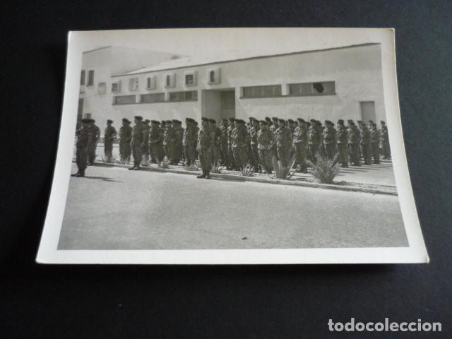 Photographie ancienne: EL AAIUN SAHARA ESPA&Ntilde;OL TROPAS SAHARIANAS EN FORMACION ANTIGUA FOTOGRAFIA 7 X 10 CMTS