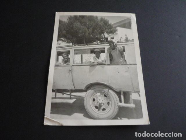 Photographie ancienne: CIUDADELA MENORCA CHICAS EN AUTOMOVIL ANTIGUA FOTOGRAFIA 8,5 X 12 CMTS