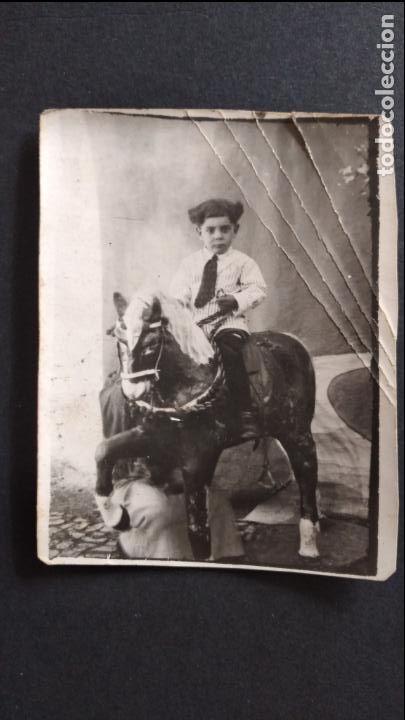 Fotografia antiga: SANTA CRUZ DE MUDELA CIUDAD REAL NI&Ntilde;O EN CABALLO DE CARTON ANTIGUA FOTOGRAFIA 7 X 9 CMTS