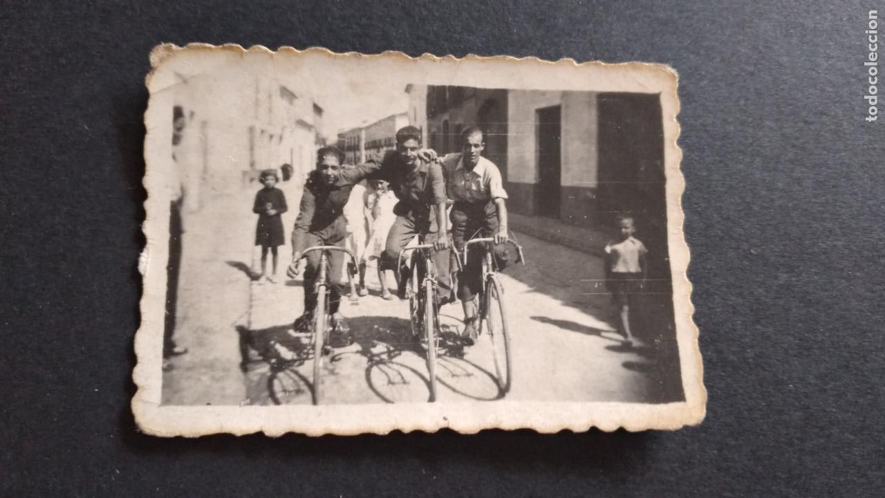 Photographie ancienne: SANTA CRUZ DE MUDELA CIUDAD REAL CICLISTAS ANTIGUA FOTOGRAFIA 4,5 X 6 CMTS