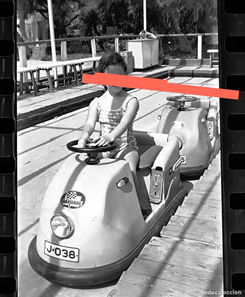 Antique Photography: Antiguo negativo de fotograf&iacute;a. Ni&ntilde;a en el parque de atracciones. A&ntilde;os 60/70.