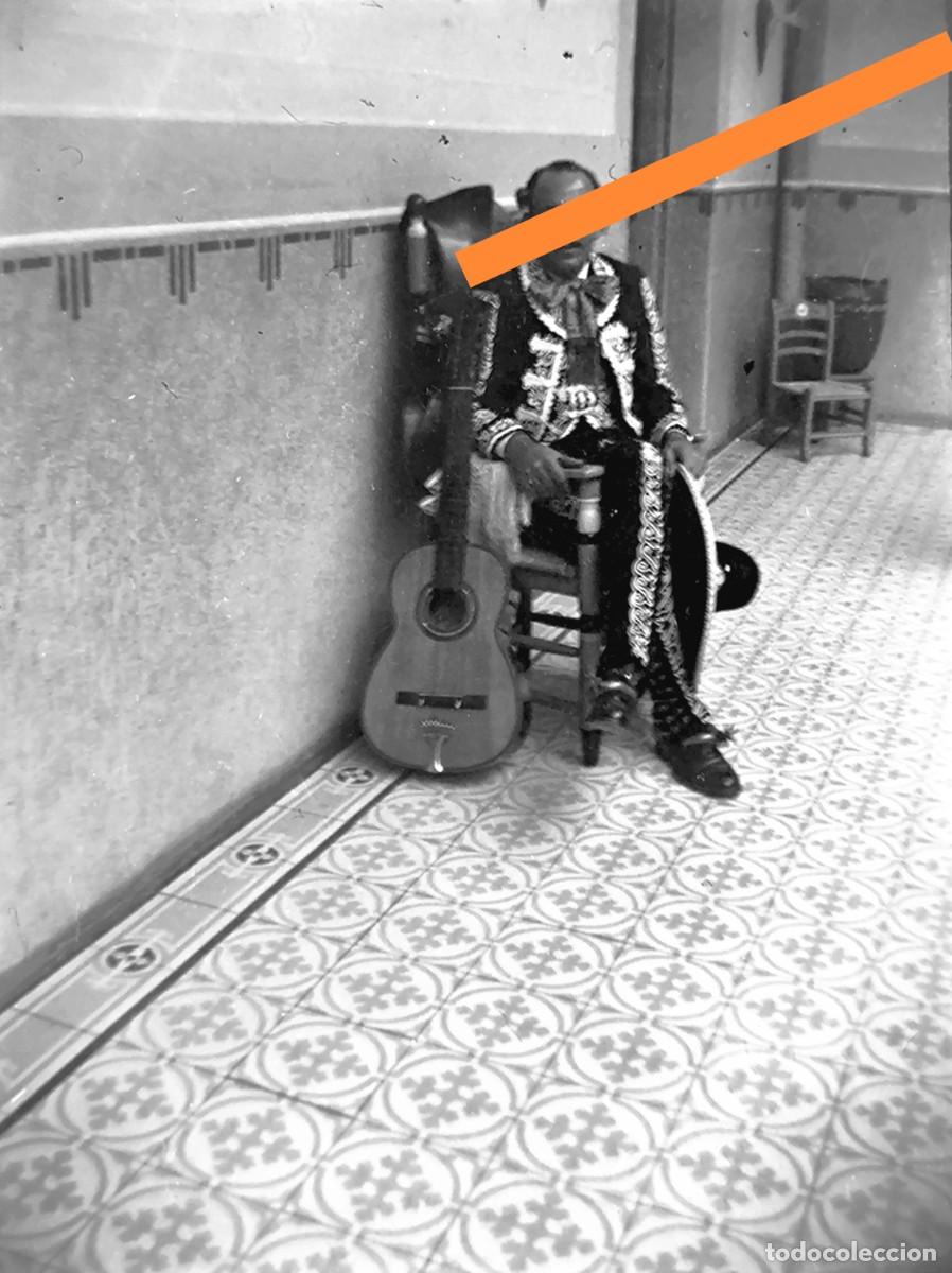Alte Fotografie: Antiguo negativo de fotograf&iacute;a. Hombre con la guitarra. A&ntilde;os 30.