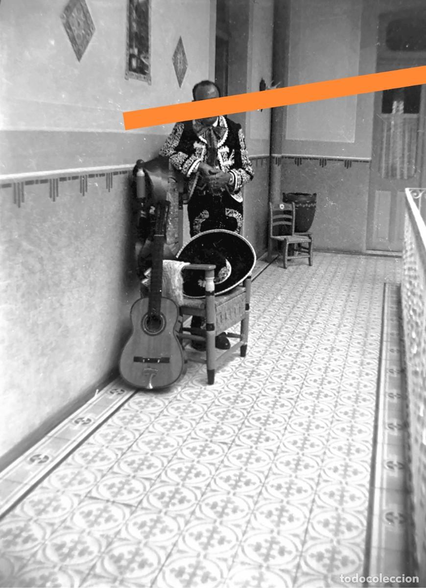 Photographie ancienne: Antiguo negativo de fotograf&iacute;a. Hombre con la guitarra. A&ntilde;os 30.